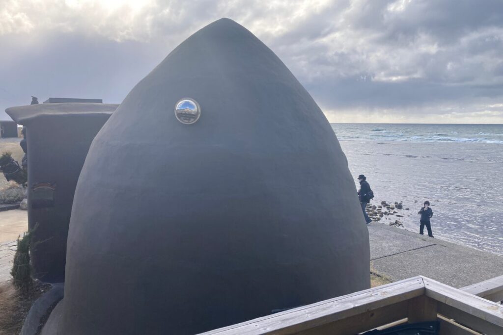 土製でドーム型の建築物が写っています。