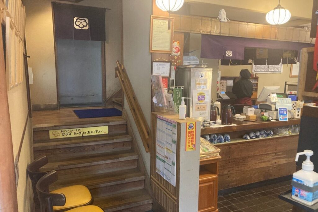 レジの横に階段があります。