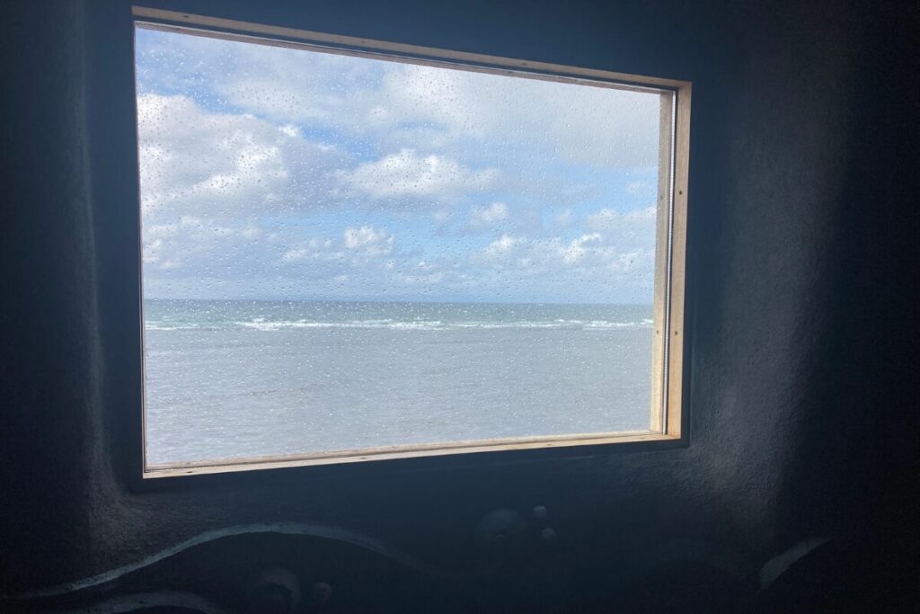 四角い窓から海が見えます。