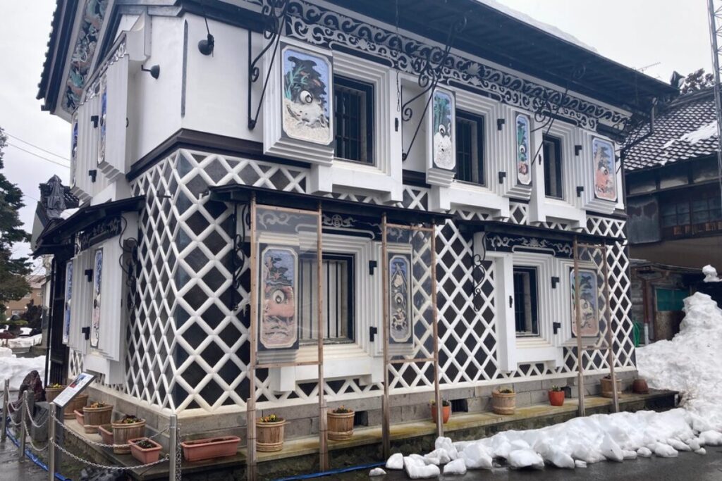 白い外装の蔵に、7種類の彫刻による装飾が施されています。