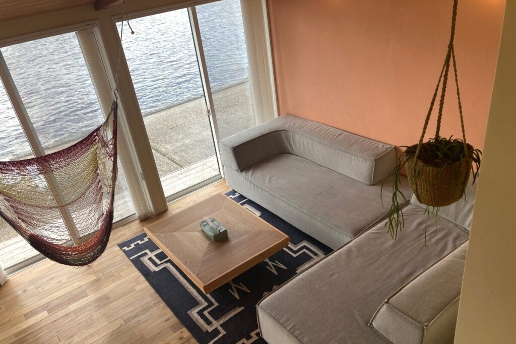 ソファとテーブルがある室内を写していて、そばにハンモックが吊るされています。