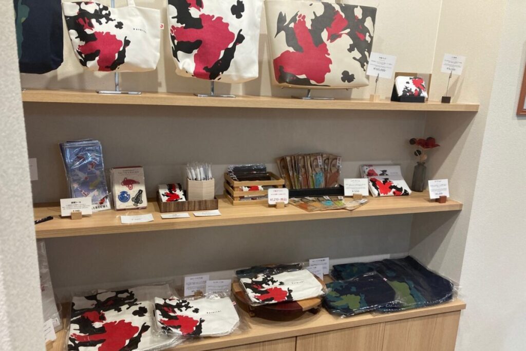 錦鯉グッズが並んでいます。トートバッグ、キーホルダー、ステッカーなど。