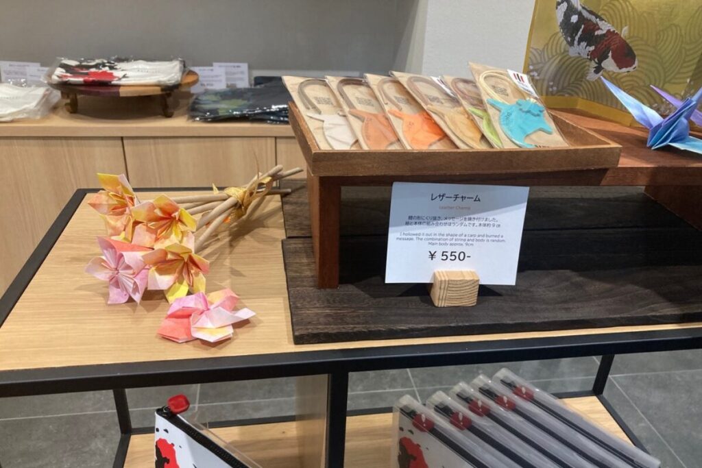 錦鯉を模したレザーチャームが　550円で販売されています。