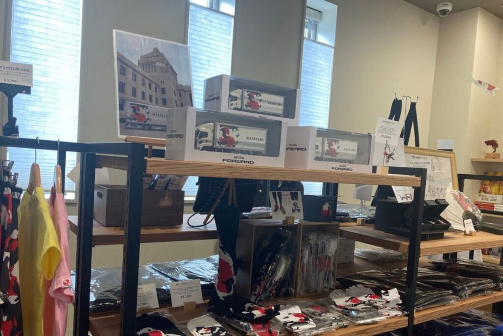 錦鯉トラックのフィギュア、Tシャツ、靴下など。