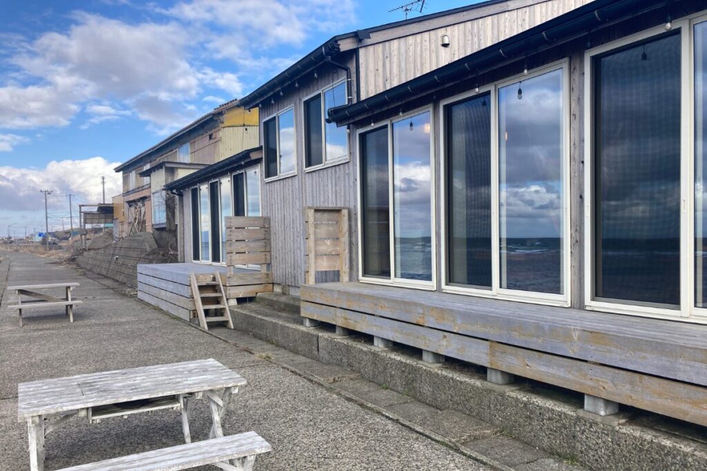 部屋の窓を映しています。