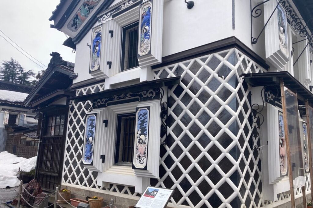 4種類の彫刻による装飾がされています。