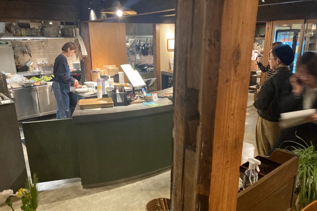 女の人がキッチンで料理をしています。