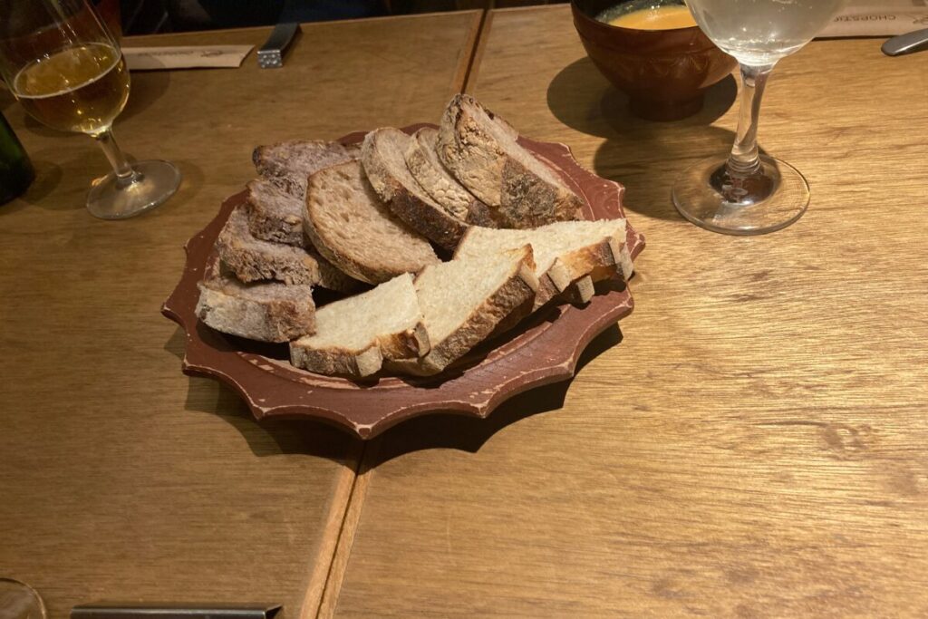 4切れずつパンが盛られた皿です。