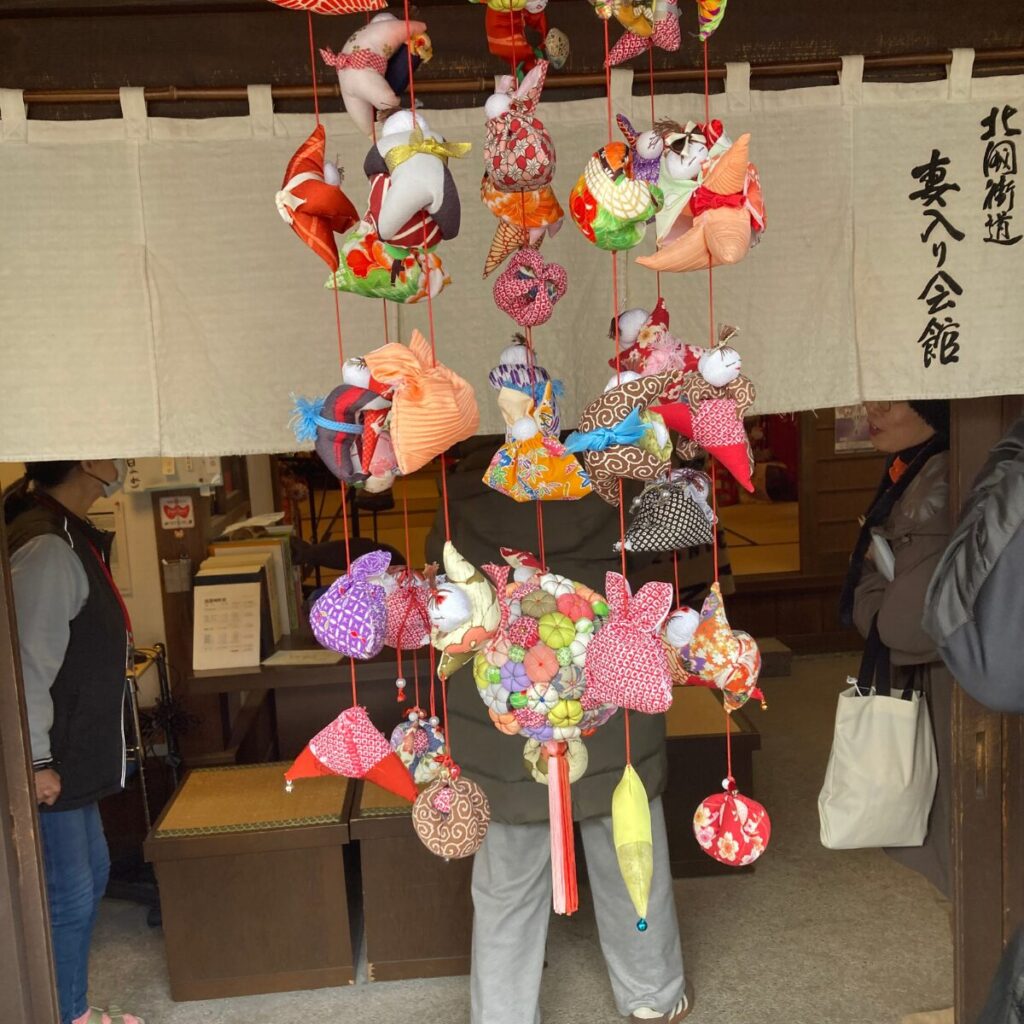 つるし雛がアップになっています。