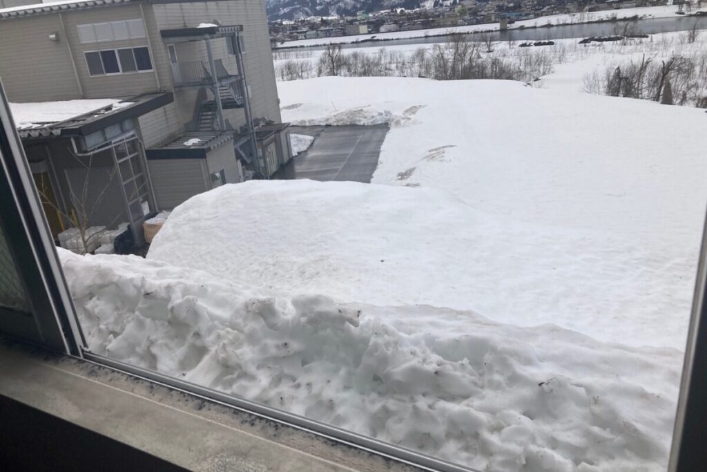 窓から雪が積もっているところが見えます。