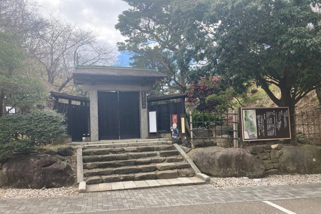 木々に囲まれた空間で建物への入り口があります。