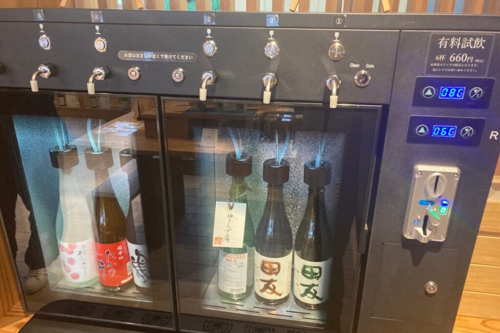 酒サーバーのショーケースです。6種類の酒瓶が入っています。