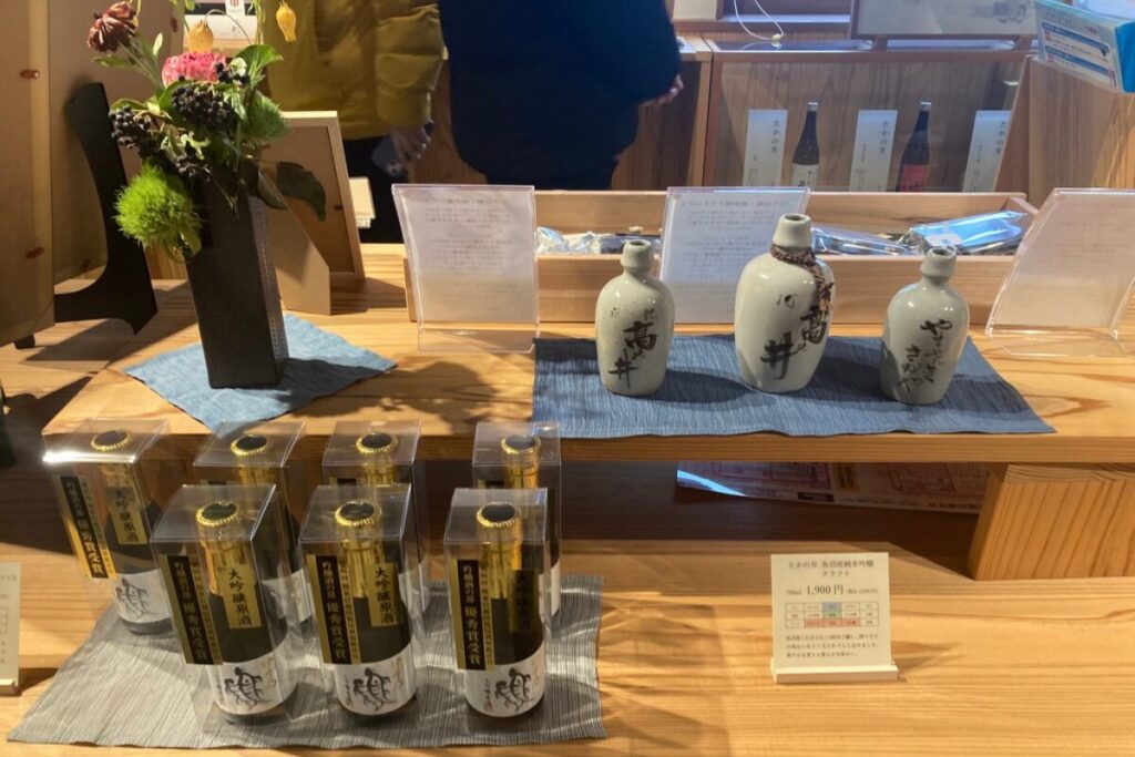 木の机に商品が陳列されています。