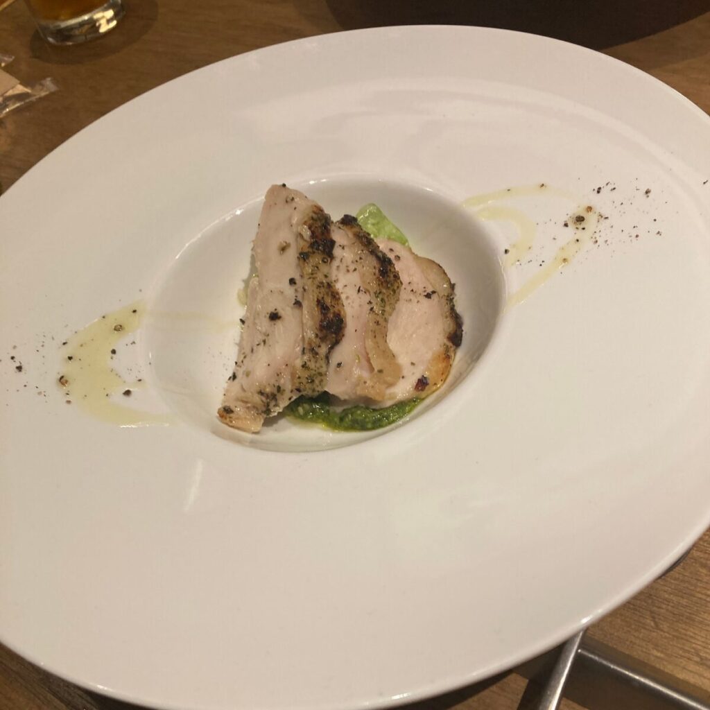 緑色のソースがかかったチキンです。