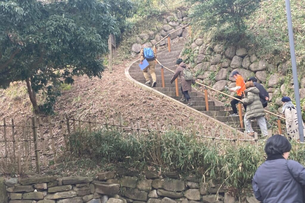 長い階段を人たちが登っています。