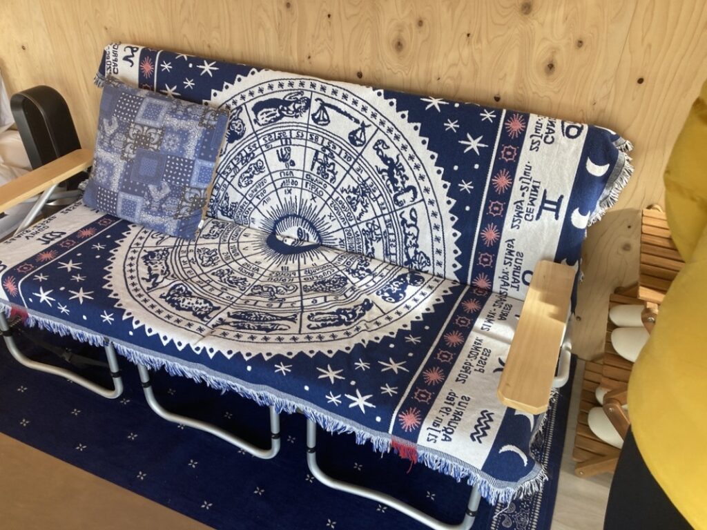 ベンチがアップで写っています。