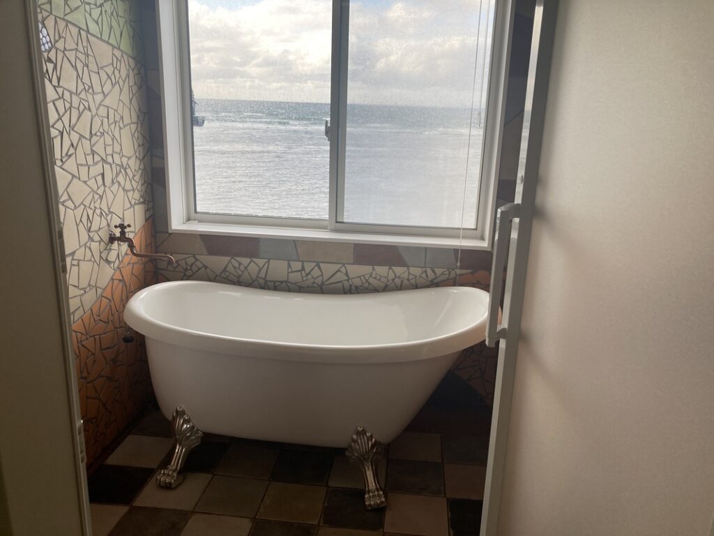 小さめのバスタブがあり、窓から海が見えます。