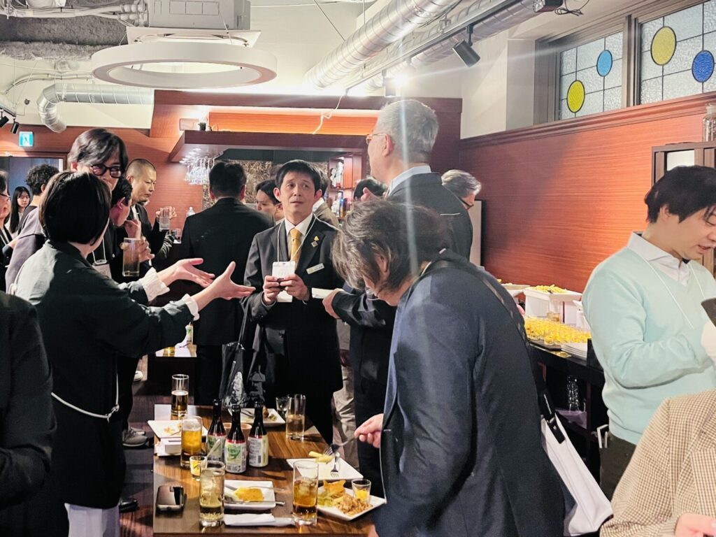 名刺交換から話が弾む