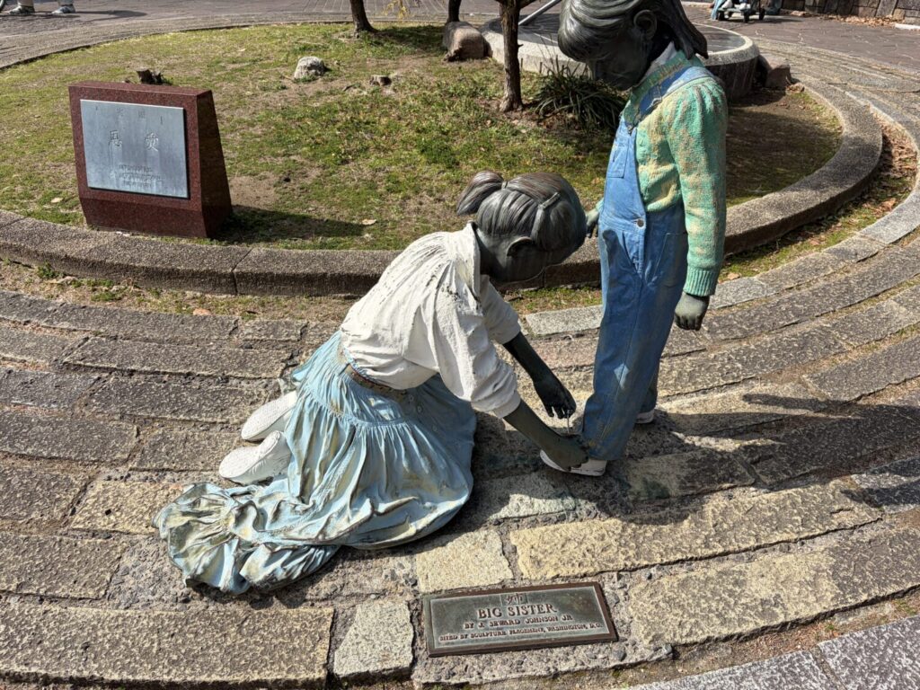 彫刻レリーフ膝を抱える少女 まるで生きているみたい！リアルな彫刻が並ぶ靭公園｜大阪府大阪市