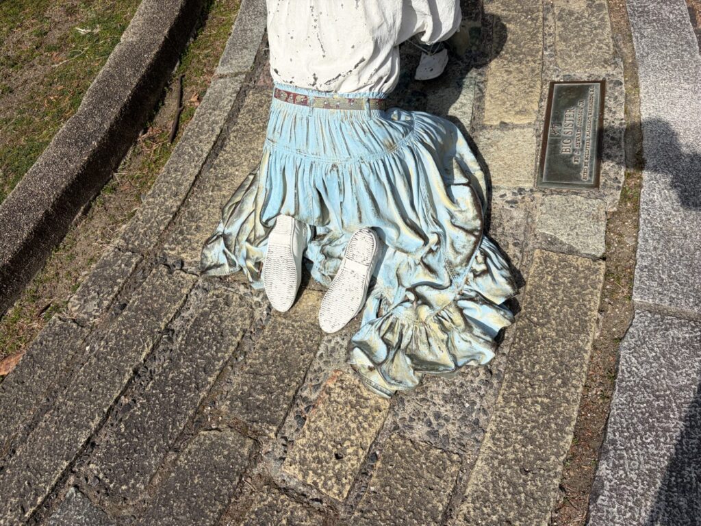 彫刻レリーフ膝を抱える少女 まるで生きているみたい！リアルな彫刻が並ぶ靭公園｜大阪府大阪市