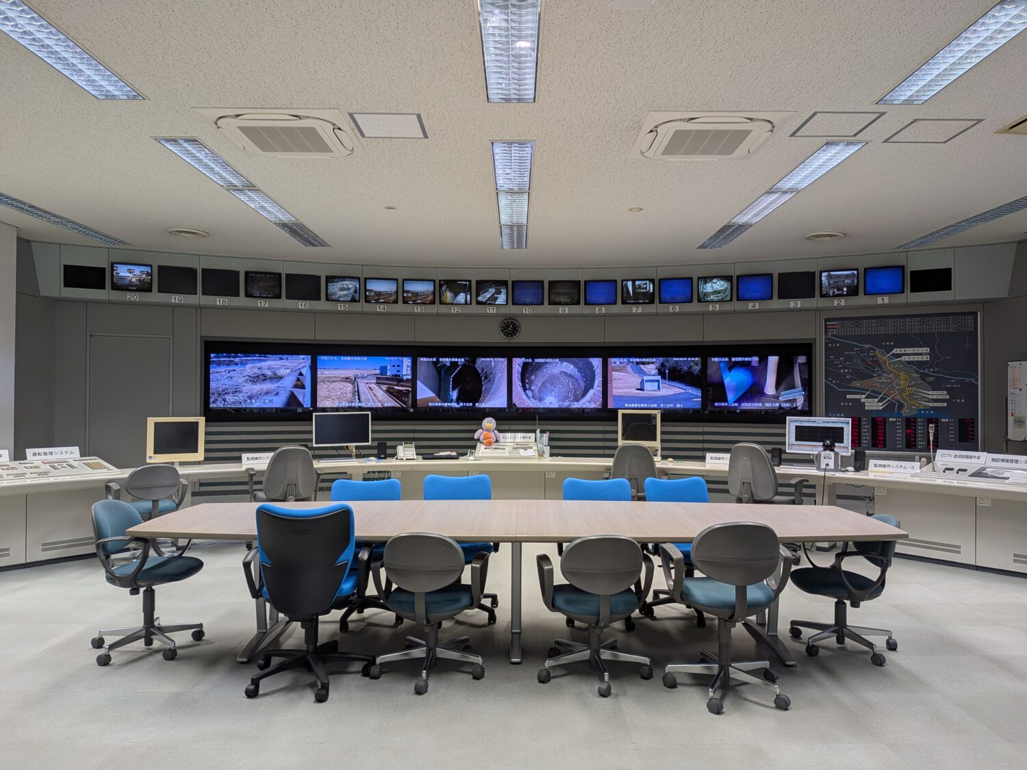 首都圏外郭放水路の中央操作室