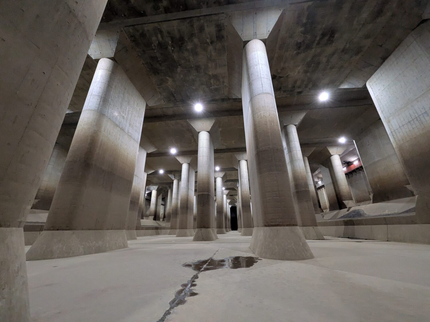 首都圏外郭放水路の内部