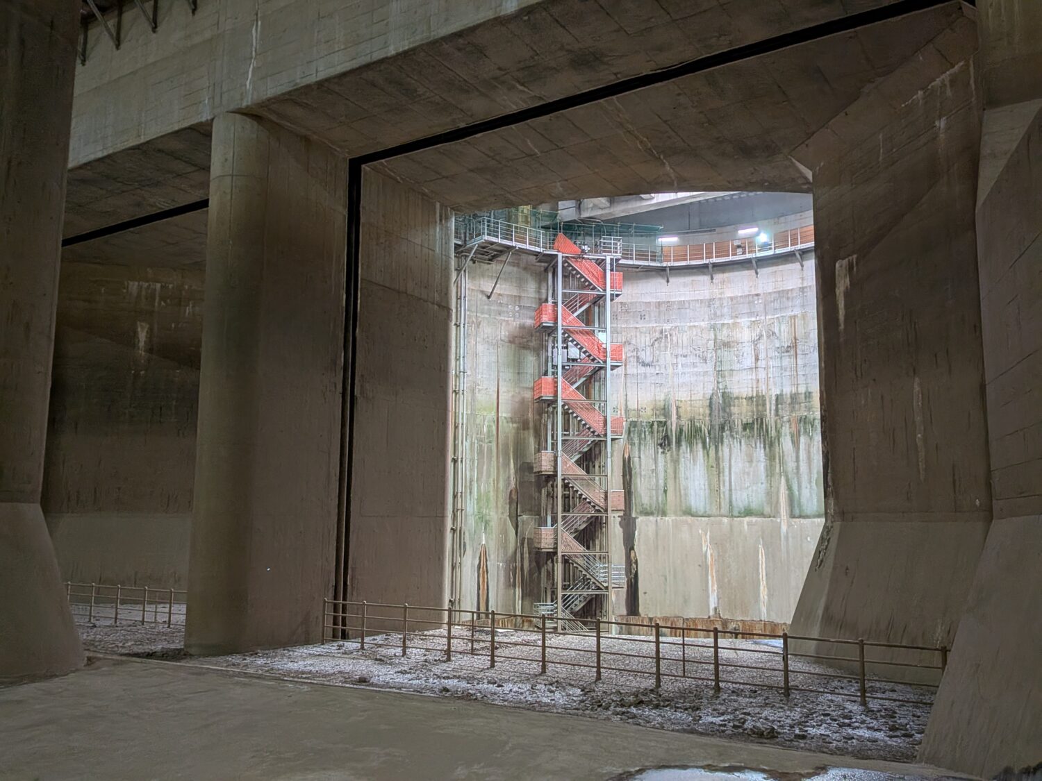 首都圏外郭放水路の第一立坑内部