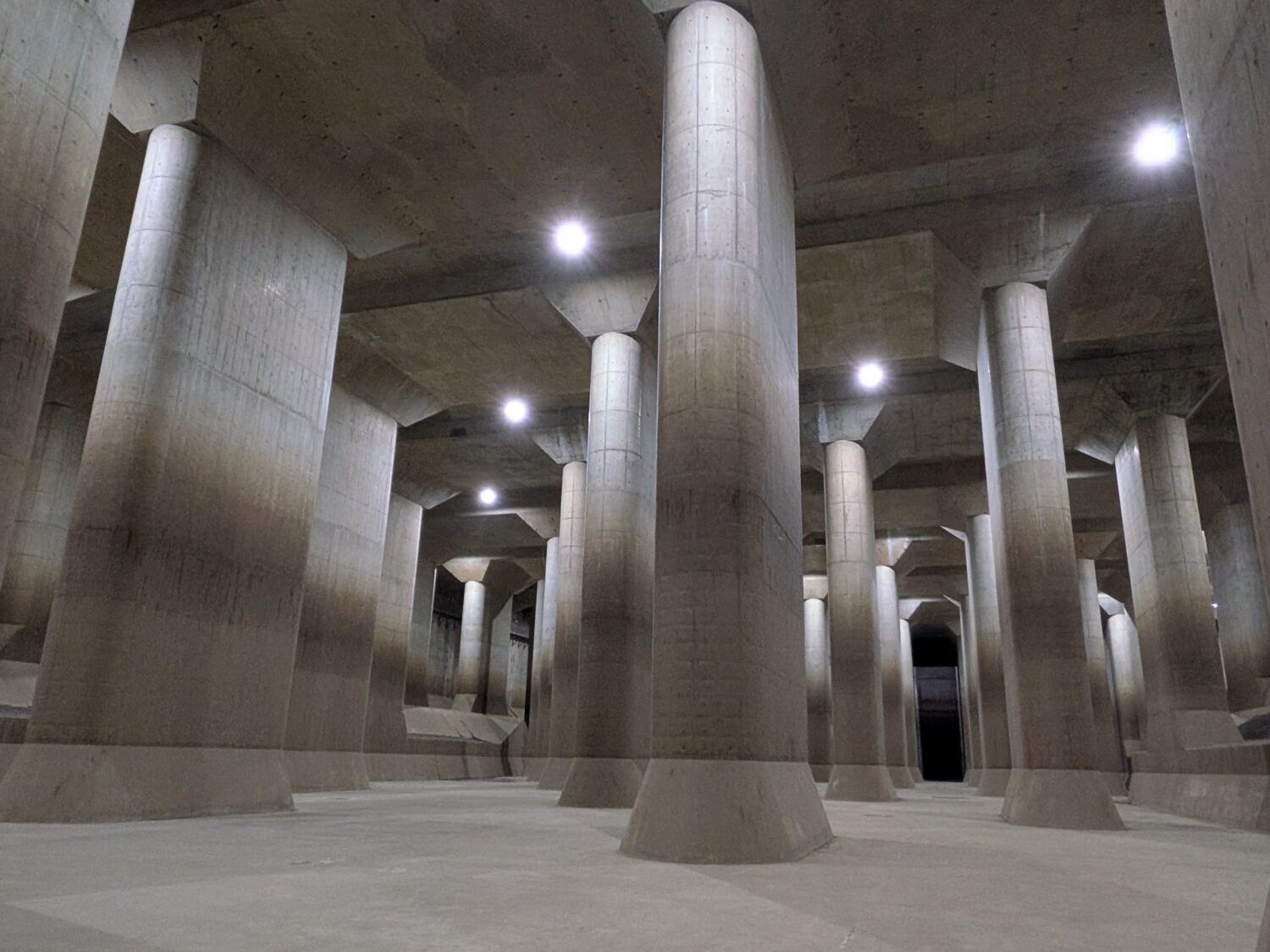 首都圏外郭放水路の内部