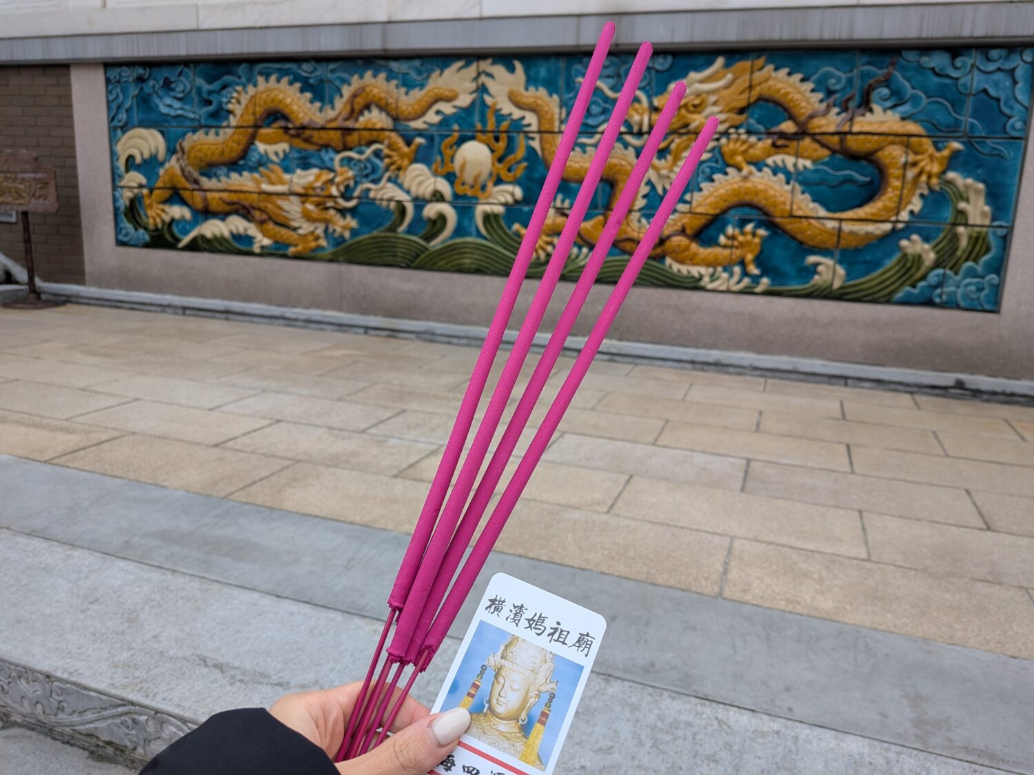 媽祖廟で線香をいただいて参拝