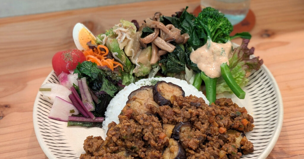 カフェポコー/Cafe Pokój――看板メニューのナスのドライカレー