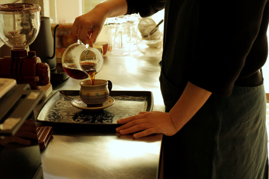 カフェポコー/Cafe Pokój――カップにコーヒーを注いでいる様子