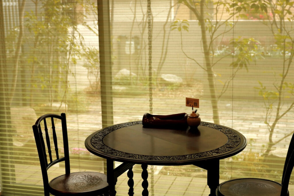 カフェポコー/Cafe Pokój――窓際のテーブル席と、中庭