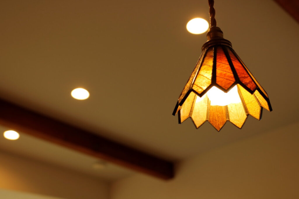 カフェポコー/Cafe Pokój――枯れ葉モチーフのペンダントライト