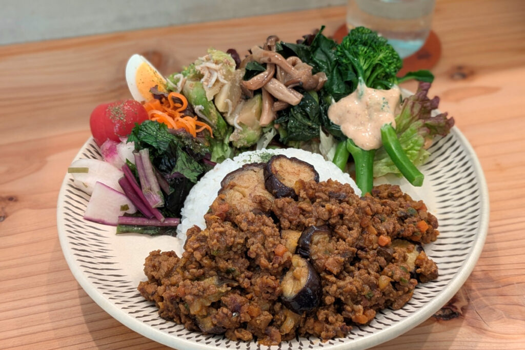 カフェポコー/Cafe Pokój――看板メニューのナスのドライカレー