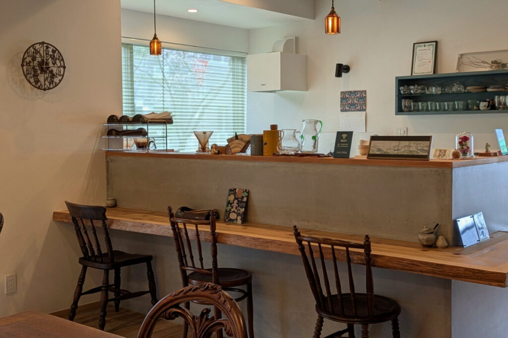 カフェポコー/Cafe Pokój――カウンター席とキッチン