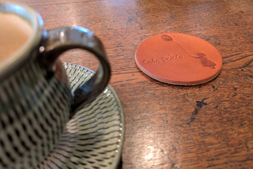 カフェポコー/Cafe Pokój――お店のロゴが入った革製のコースター