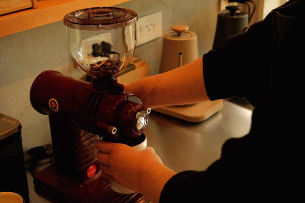 カフェポコー/Cafe Pokój――コーヒー豆を挽いている手元