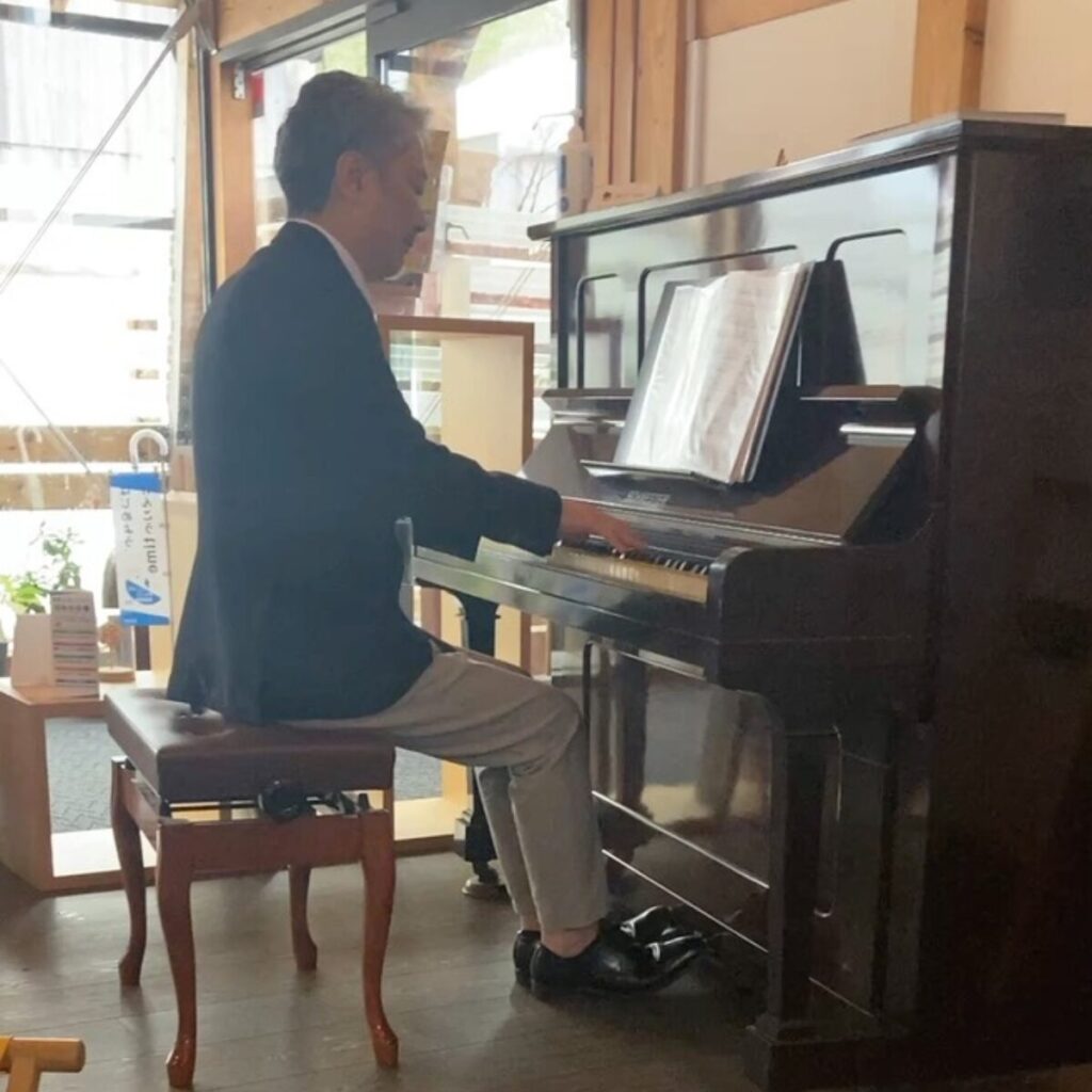 男性がピアノを弾いています。