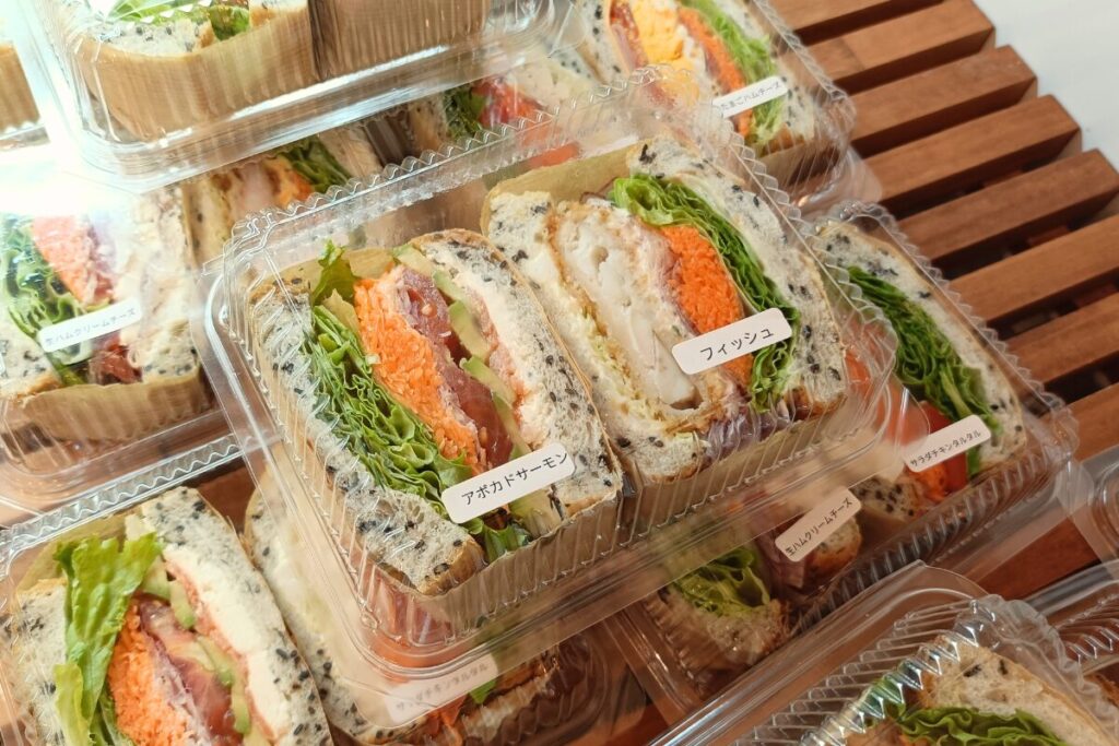 ブーランジェリーリヴィエール　黒ゴマ食パンのミニわんぱくサンド