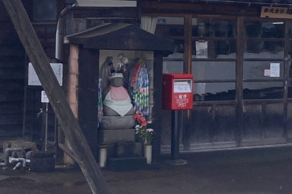 お地蔵様と郵便ポストが写っています。