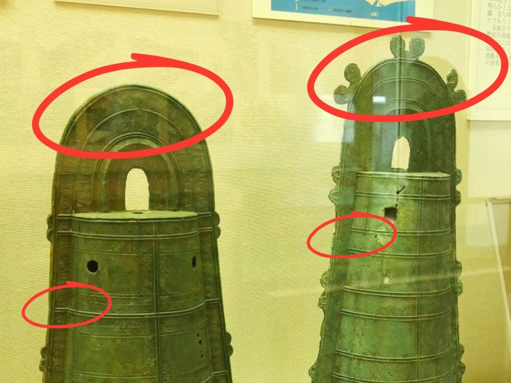 左:三遠式の前原銅鐸(複製)、右:近畿式の滝峯才四郎谷銅鐸
