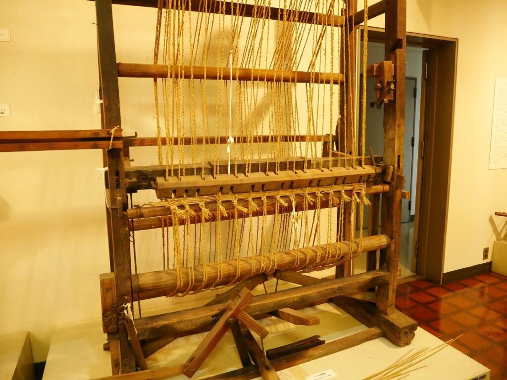 ミシロ織機(足踏み式の自動イサシの織機)