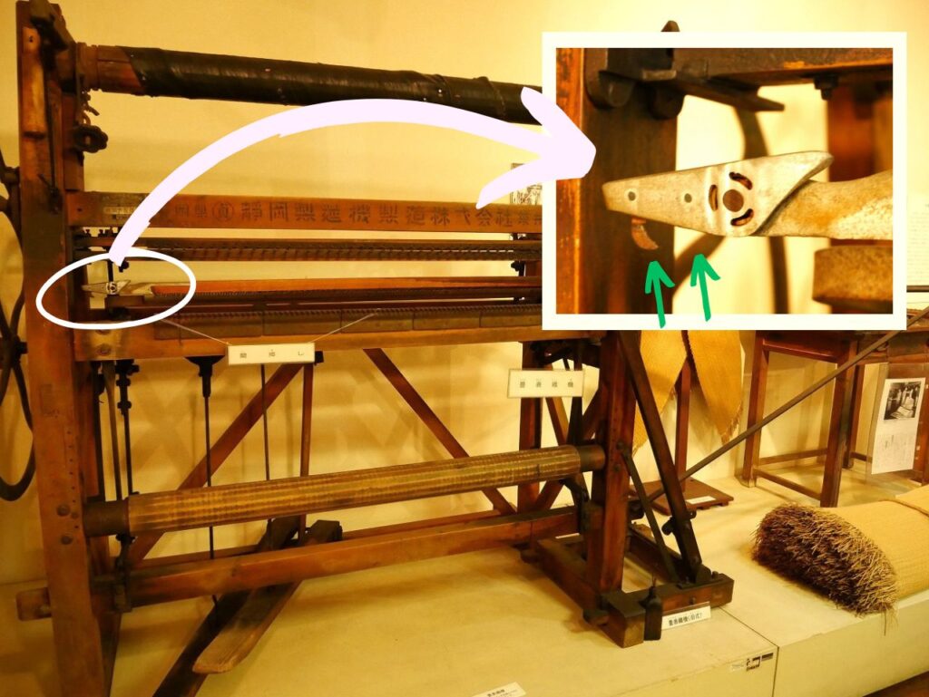 畳表織機(右上:緯糸として差し込んだリュウキュウイを反転させる部品。緑色の矢印の先へリュウキュウイを交互に差し込む)