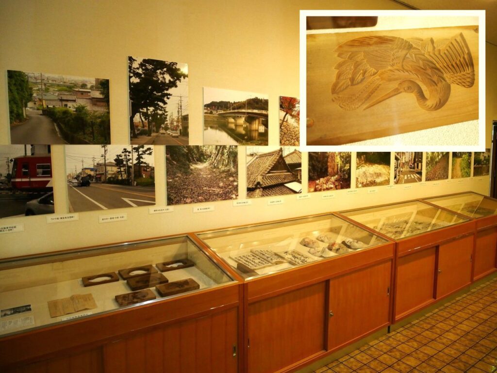 展示室内向かって左側の壁(右上:はくせっこの型)