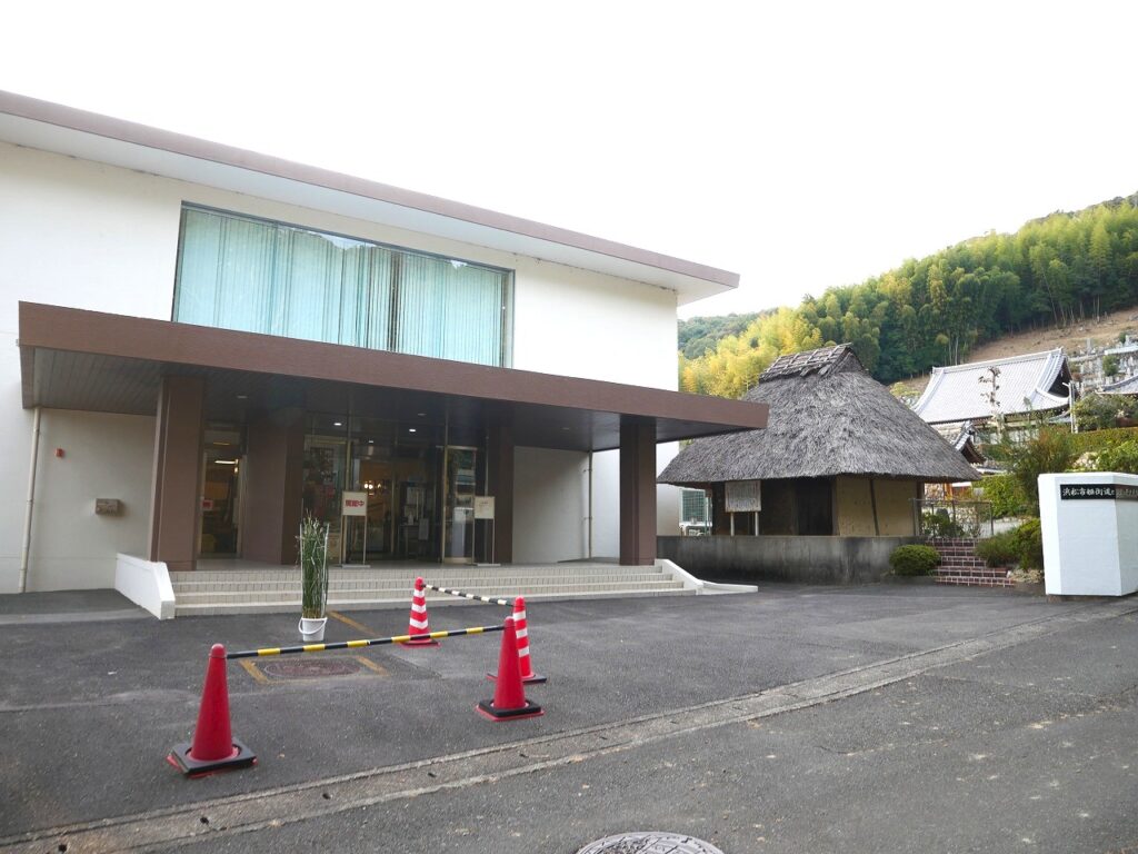 「姫街道と銅鐸の歴史民俗資料館」(画像右側に建つ茅葺屋根の小屋は旧山瀬家のコヤ)