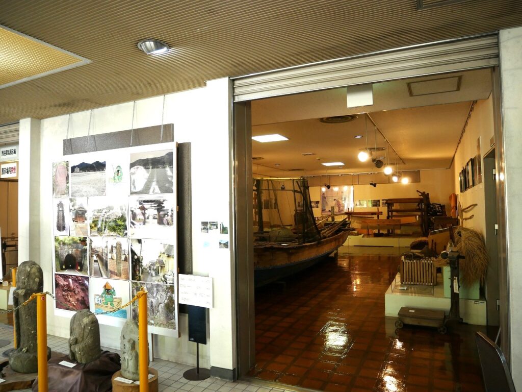 ロビーから資料館1階部分を覗く