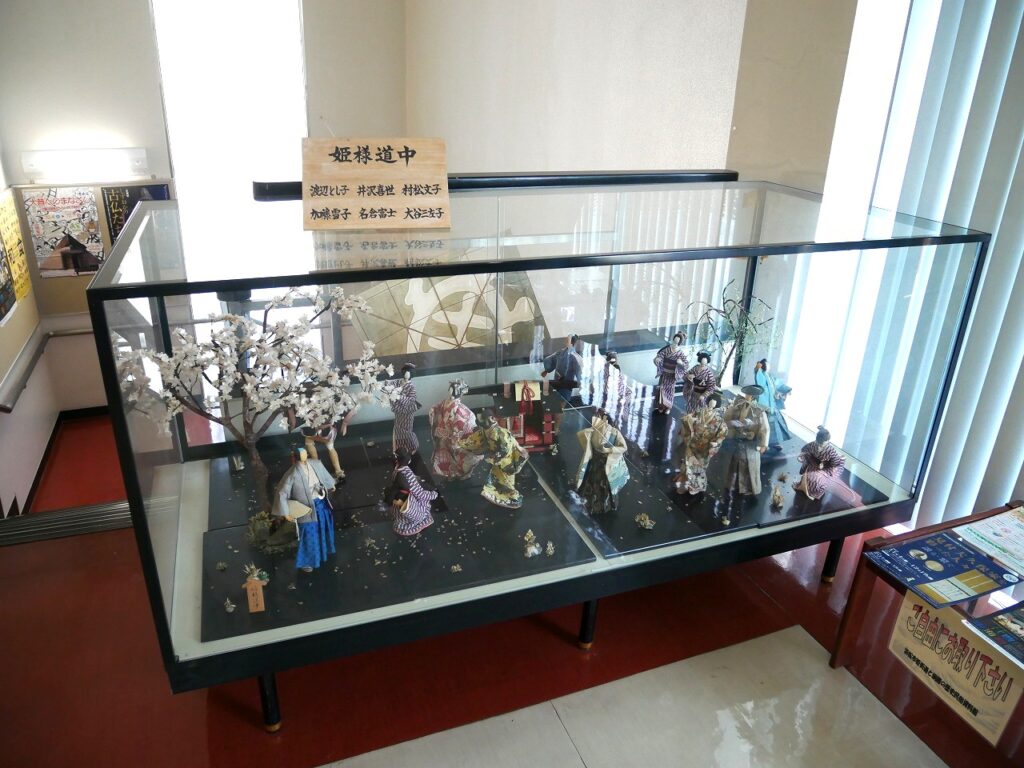 2階階段脇にある「姫様道中」のミニチュア人形
