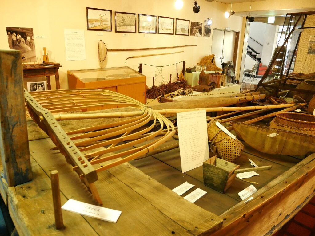 船尾に展示されている道具(柄のついた大きな熊手のような道具がこまざらえ)