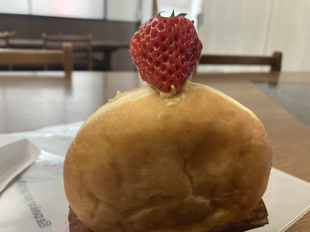 生ドーナツの上にいちごが乗っています。