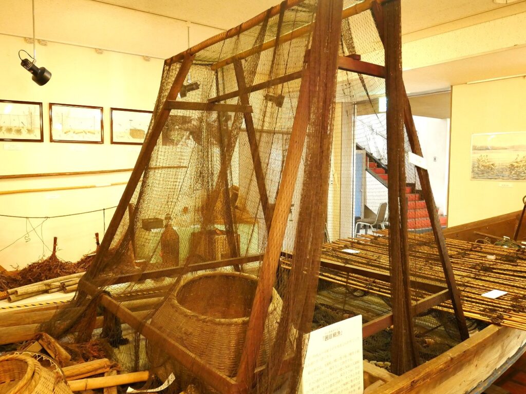船の中央部分(掛けられている網が囲目網)